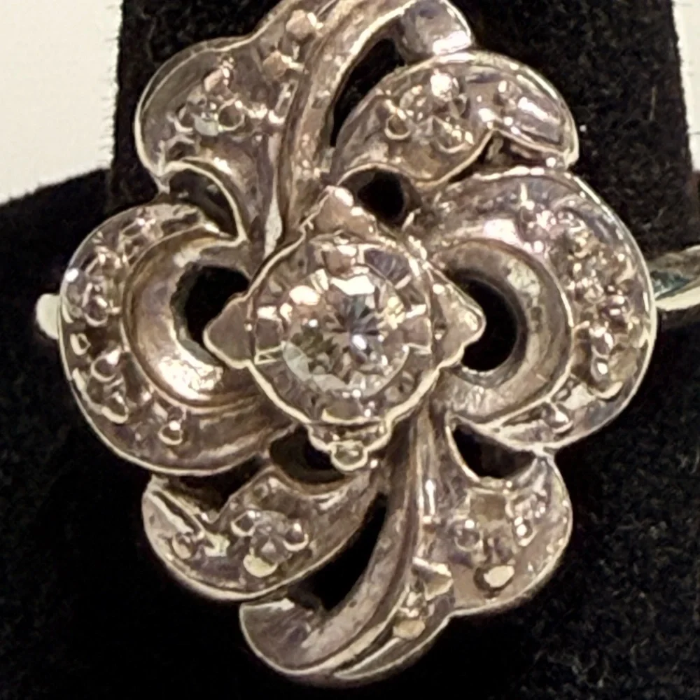 • VINTAGE Dazzling 14kwg Floral Ring with DIAMONDS •